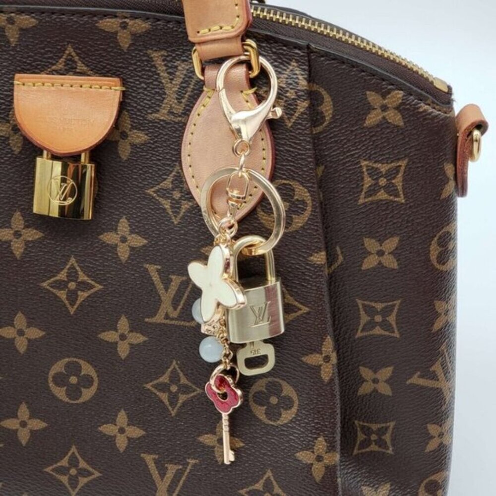 Authentic Louis Vuitton Gold Padlock & Key 🔒 LV Bag Charm w/ Unbranded Keychain - Picture 3 of 10